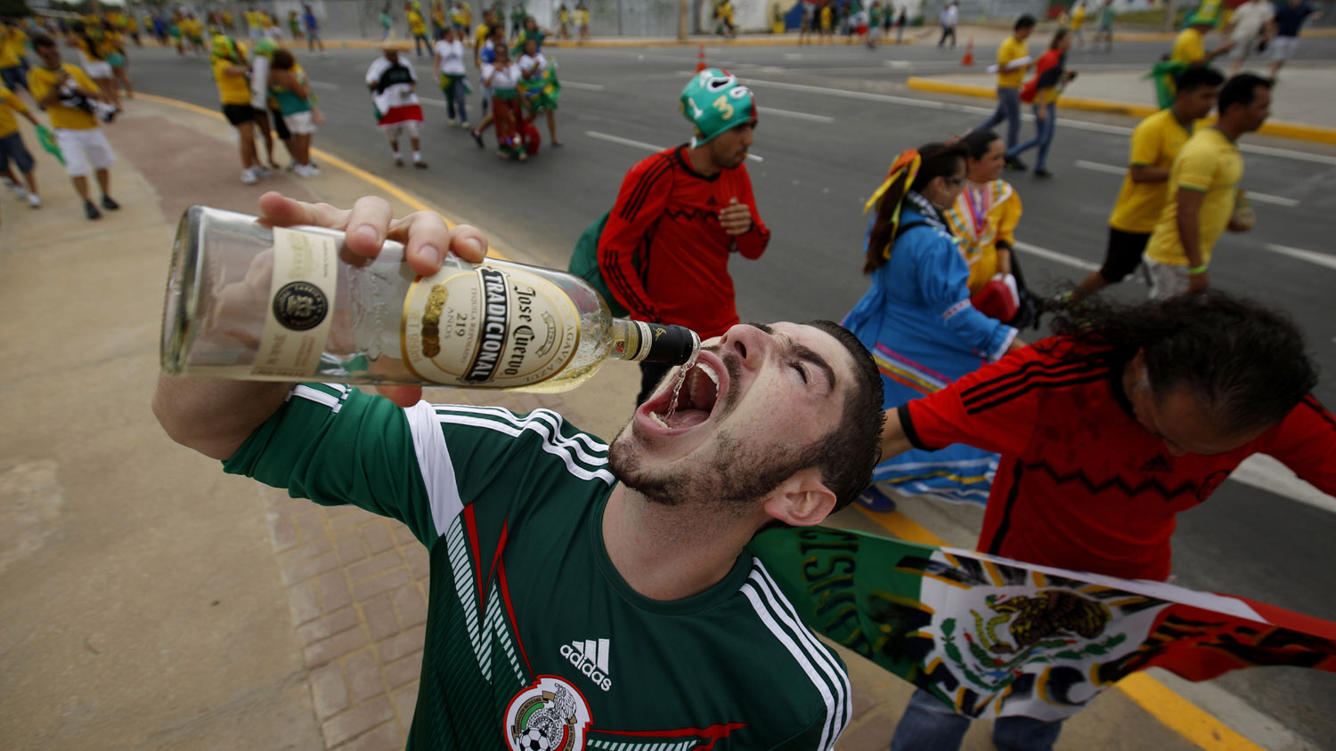 Quando &eacute; proibido beber nos est&aacute;dios, aumenta o consumo de bebidas mais fortes, como Tequila (Foto: AP)