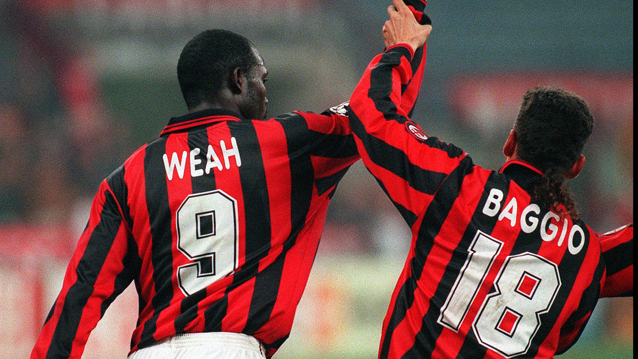 Weah e Baggio comemoram: eram duas estrelas do Milan em 1996 (Ap Photo/Carlo Fumagalli)