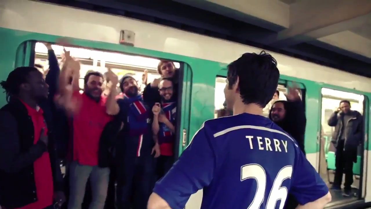 A zoeira n&atilde;o tem fim: torcida do PSG &ldquo;expulsa&rdquo; Chelsea do trem da Champions League