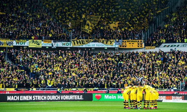 Mesmo fora de casa, a vit&oacute;ria do Dortmund em Hannover contou com espet&aacute;culo da torcida