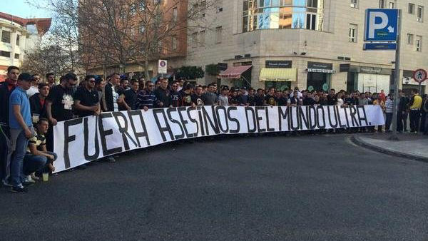 Organizada do Sevilla protesta antes de pegar o Atl&eacute;tico: &ldquo;Fora do mundo ultra, assassinos&rdquo;