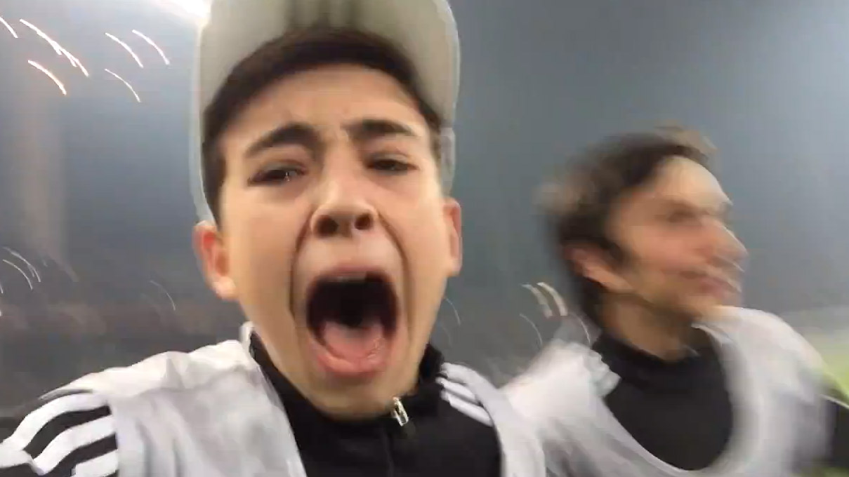 Ningu&eacute;m comemorou mais a classifica&ccedil;&atilde;o do Besiktas do que esse pequeno gandula