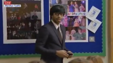 Henry vestiu-se assim para surpreender uma sala de aula e dar prêmio para aluna