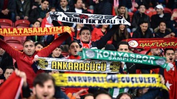 [Vídeos] A seleção turca teve uma torcida de clube para calar a Holanda em Amsterdã