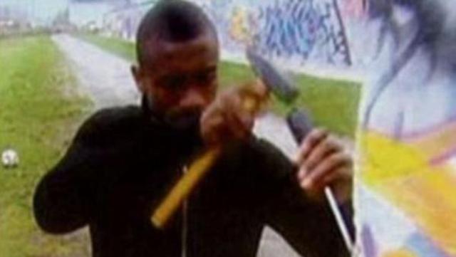 Kalou quebra um peda&ccedil;o do Muro de Berlim e causa a f&uacute;ria dos alem&atilde;es