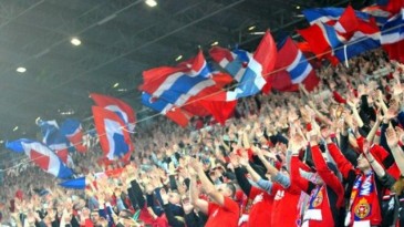 Por cenas como estas é que os estádios poloneses sempre vivem clássicos fantásticos