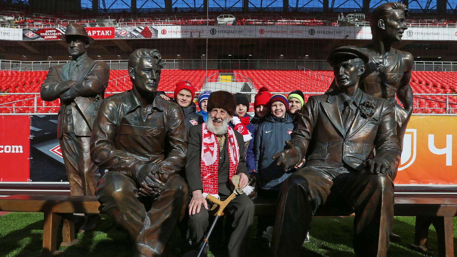 Torcedor de 102 anos viajou 2 mil km para ver o Spartak e recebeu grande homenagem