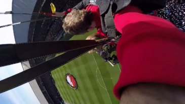 TV holandesa inova e dá show ao filmar de paraquedas a entrada em campo de Feyenoord x PSV