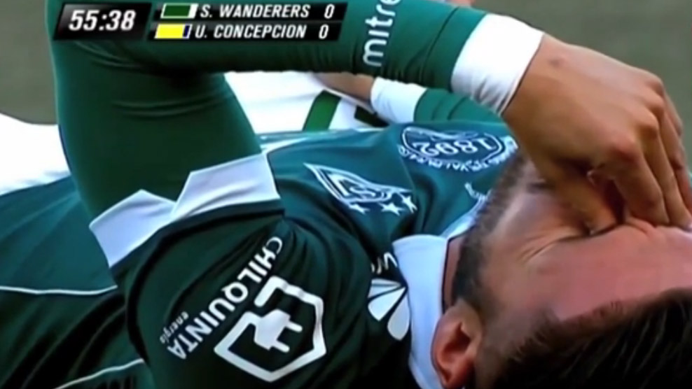 Chileno sente les&atilde;o segundos ap&oacute;s entrar em campo e &eacute; substitu&iacute;do
