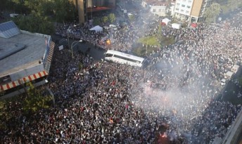 [Vídeo] É com esta vibração que a torcida recebeu o Real Madrid antes do clássico decisivo