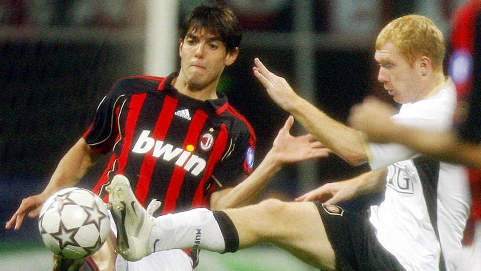 Milan Brazilian star Kaka, left, and Manchester Paul Scholes fight for the ball during a Champions League semifinal second leg soccer match between AC Milan and Manchester United, at the San Siro stadium in Milan, Italy, Wednesday, May 2, 2007. AC Milan won 3-0 (5-3 on aggregate). (AP Photo/Alberto Pellaschiar)