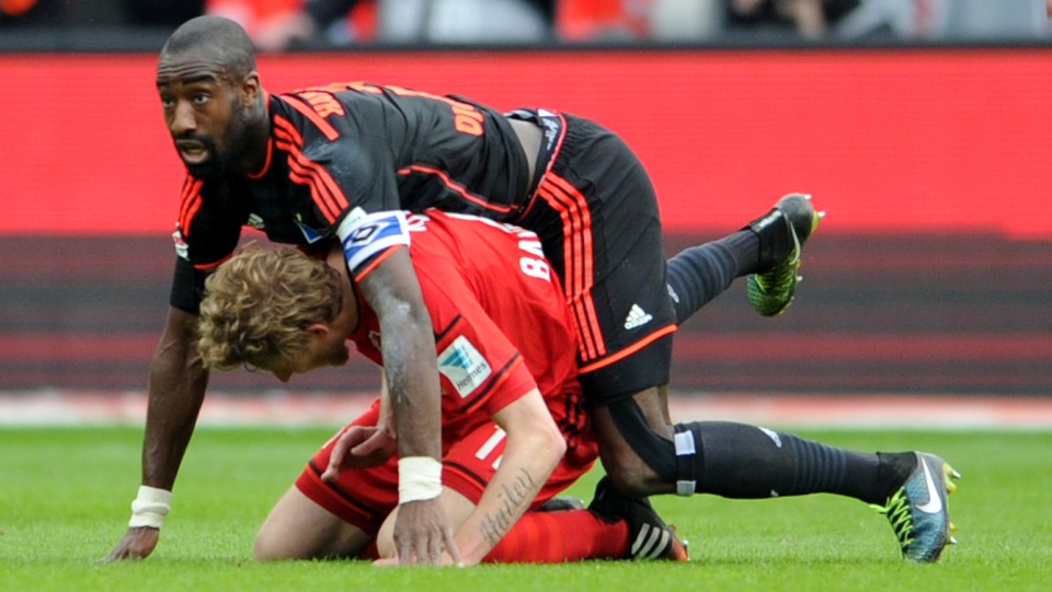 Quatro gols em quatro erros: vai ser dif&iacute;cil algu&eacute;m fazer uma atua&ccedil;&atilde;o defensiva pior que a do Hamburgo