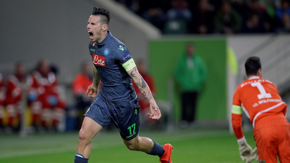 O Napoli mirou o atalho &agrave; Champions e passou por cima do Wolfsburg na Liga Europa