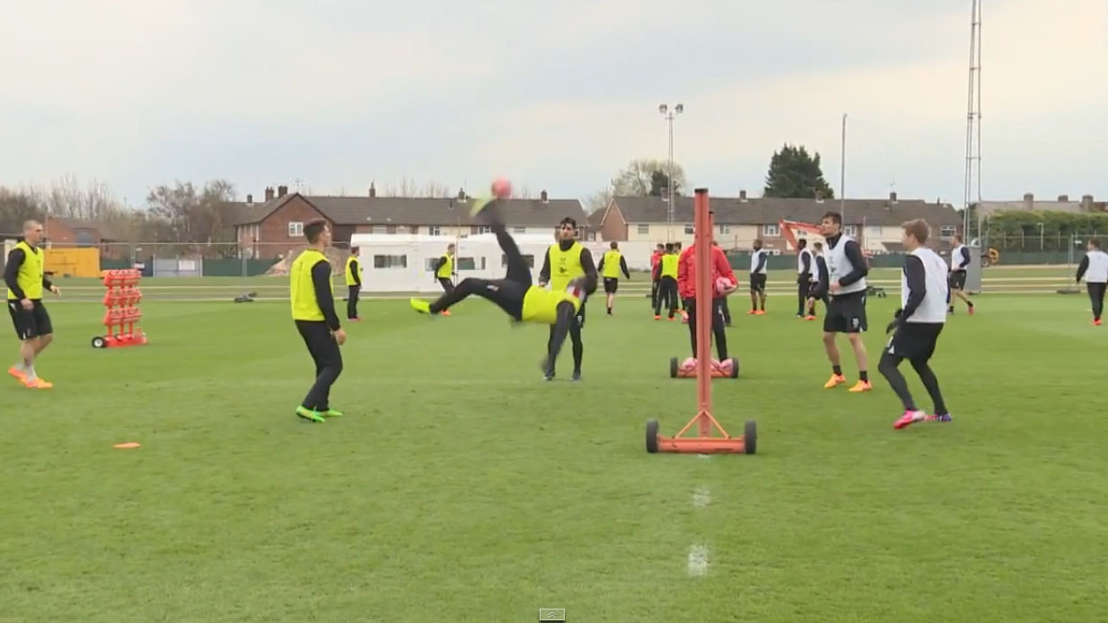 Jogar t&aacute; dif&iacute;cil, mas no treino do Liverpool Balotelli deu uma bicicleta linda