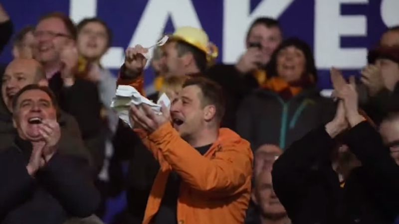 Este cara comendo torta se tornou a grande divers&atilde;o da torcida do Bradford City