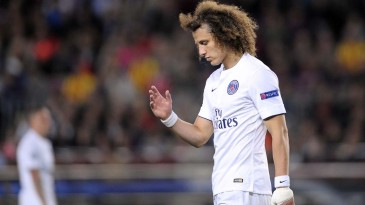 Chegou a hora de David Luiz considerar uma mudança definitiva para o meio-campo