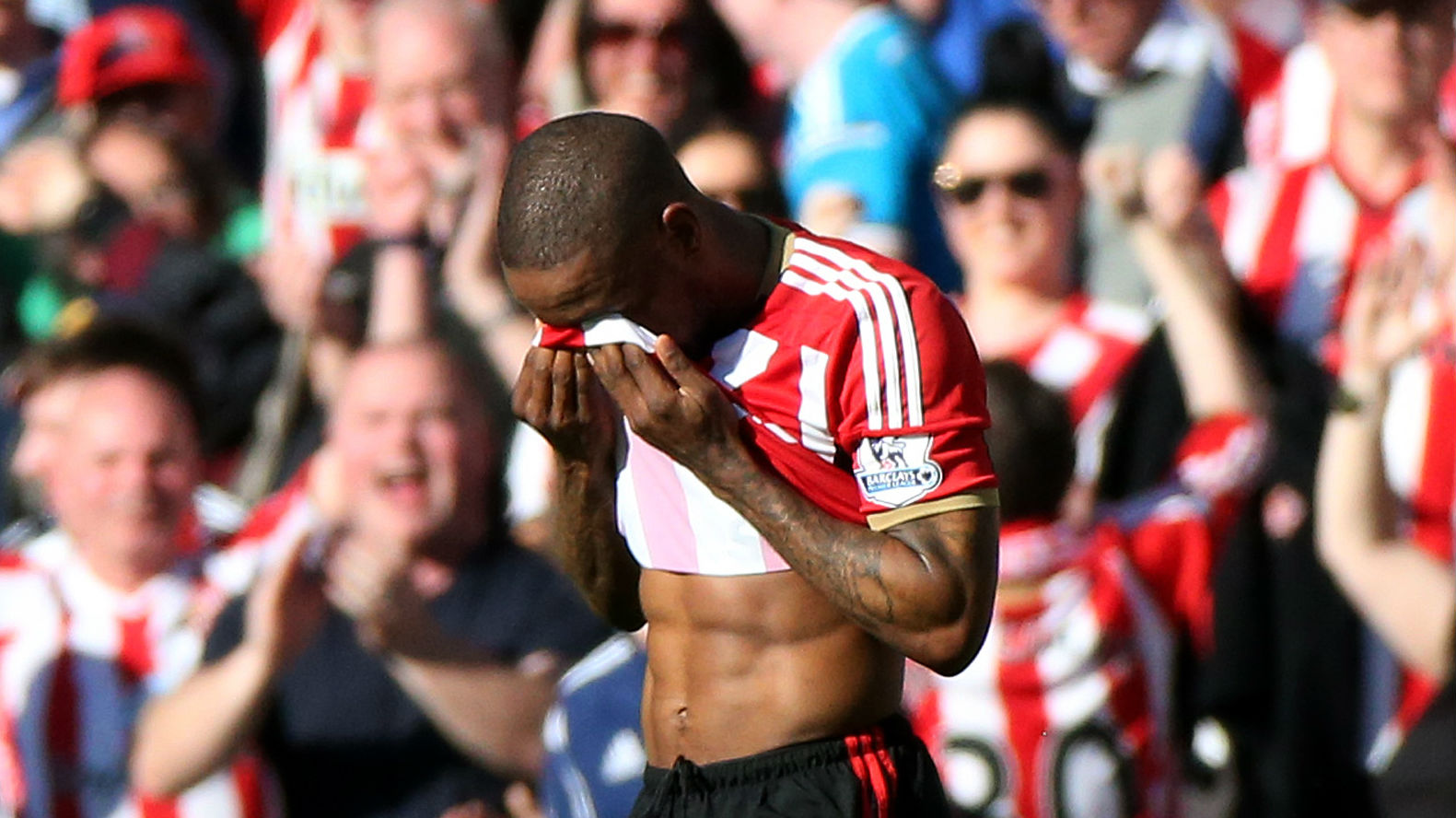 Defoe derramou as l&aacute;grimas de quem entende a rivalidade do d&eacute;rbi e a situa&ccedil;&atilde;o do Sunderland