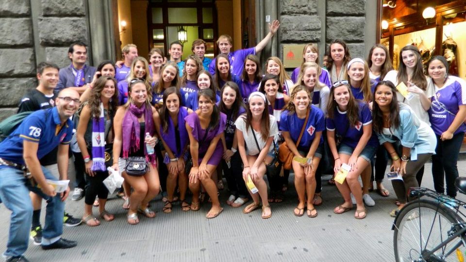 A Fiorentina abra&ccedil;a as mulheres e d&aacute; aula sobre igualdade de g&ecirc;nero