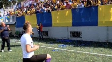 [Vídeo] O que você faz depois do seu time subir de divisão? Pede a namorada em casamento no campo