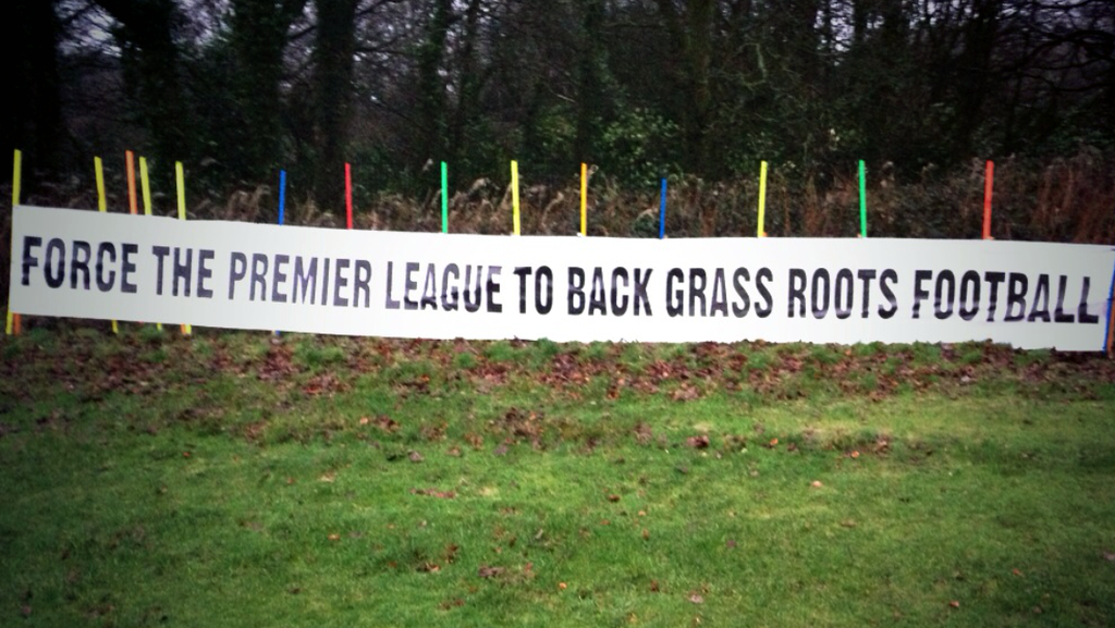 Protesto para que a Premier League reparta o bolo bilion&aacute;rio com o futebol amador, que &eacute; base da pir&acirc;mide do futebol