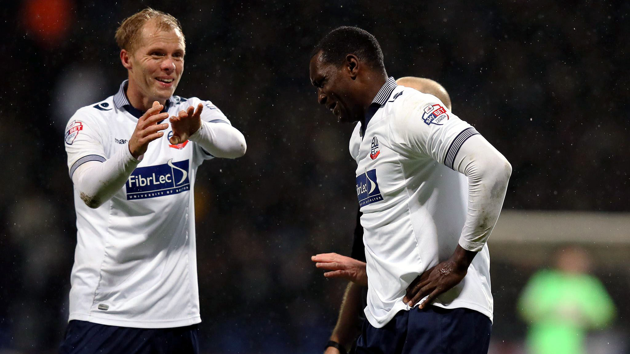 Gudjohnsen marcando gol com passe de Heskey? Poderia ser 2000, mas &eacute; 2015