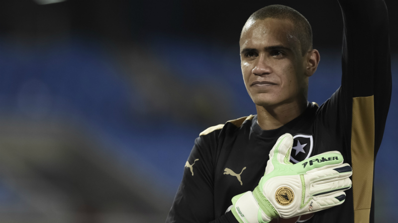 Na aus&ecirc;ncia de Jefferson, Botafogo encontrou em Renan um novo her&oacute;i no gol