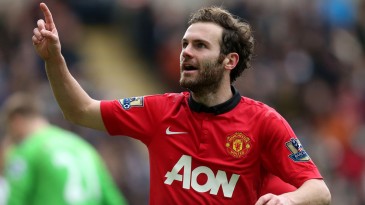 Mata chega a 27 anos como uma peça-chave do Manchester United de Van Gaal e recebe homenagem