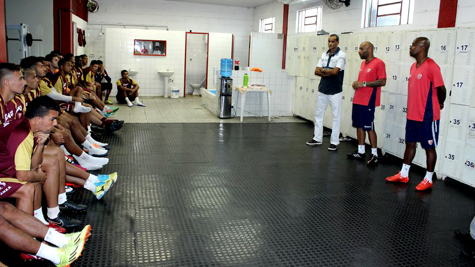 Edinho e Rivaldo conversam com o elenco do Mogi Mirim antes do primeiro treino do filho de Pel&eacute; como t&eacute;cnico (Divulga&ccedil;&atilde;o)