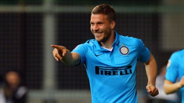 Podolski finalmente marcou seu primeiro gol pela Inter, e foi um golaço