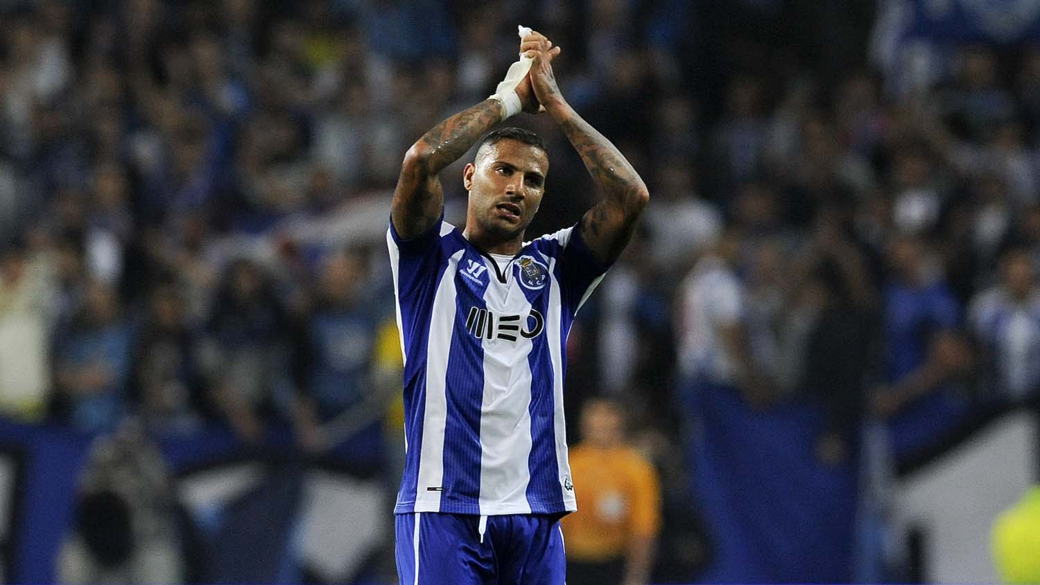 Apesar do 6 x 1 humilhante, torcida do Porto recebeu os jogadores como her&oacute;is no aeroporto