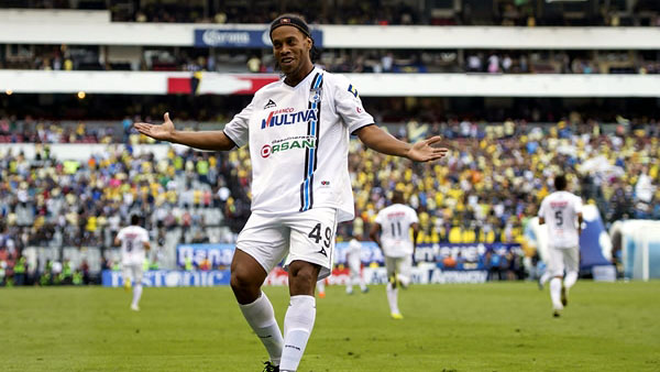 Em poucos minutos em campo, Ronaldinho fez o est&aacute;dio Azteca se curvar