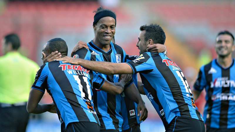 [V&iacute;deo] A magia de Ronaldinho deixou o marcador perdido em um rolinho de costas