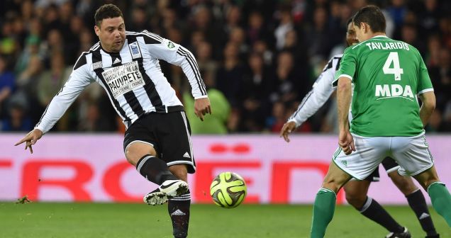 Mesmo muito acima do peso, Ronaldo continua um fen&ocirc;meno nos encantando com gola&ccedil;os