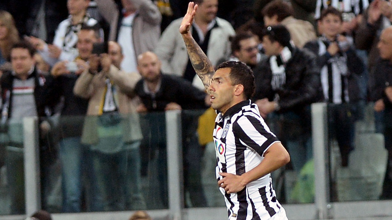 Tevez est&aacute; na Juventus, mas comemorou gol provocando o River