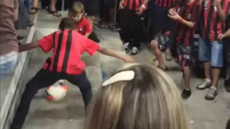 A torcida do Atlético Paranaense se cansou do time e resolveu ver duas crianças jogando na arquibancada