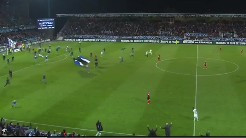 Torcida do Auxerre estava t&atilde;o empolgada por chegar &agrave; final que nem esperou o fim do jogo