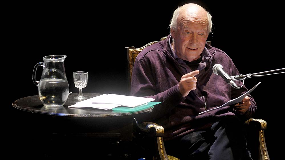 Eduardo Galeano l&ecirc; trecho de "Os Fllhos dos Dias" (AP Photo/Matilde Campodonico)
