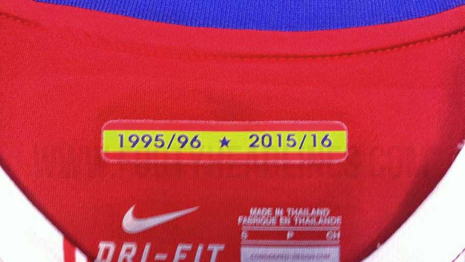 Vazou a camisa do Atlético de Madrid em comemoração aos 20 anos da temporada 1995/96
