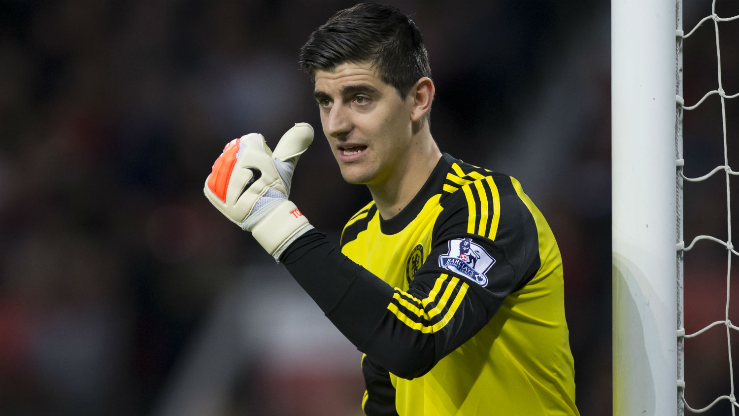 Fica esperto, Courtois! Adam arrisca do seu campo de defesa e faz um gola&ccedil;o contra o Chelsea