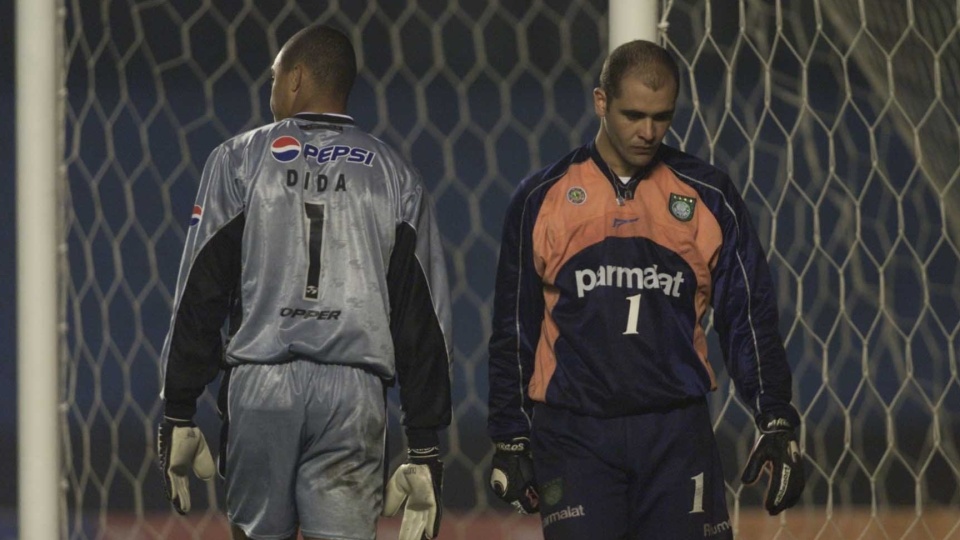 dida-e-marcos-goleiros-de-corinthians-e-palmeiras-respectivamente-trocam-de-posicao-na-disputa-por-penaltis-da-semi-da-libertadores-de-2000-1398476513196_1728x1152