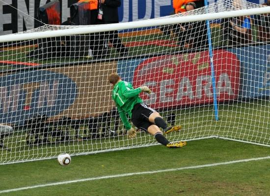img-19365-neuer-salta-e-ve-bola-ultrapassar-linha