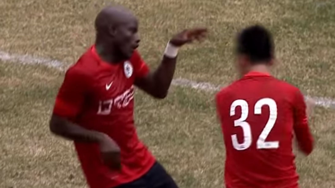 Melhor que o gola&ccedil;o apenas a comemora&ccedil;&atilde;o de Chamanga, morto com golpes de espada