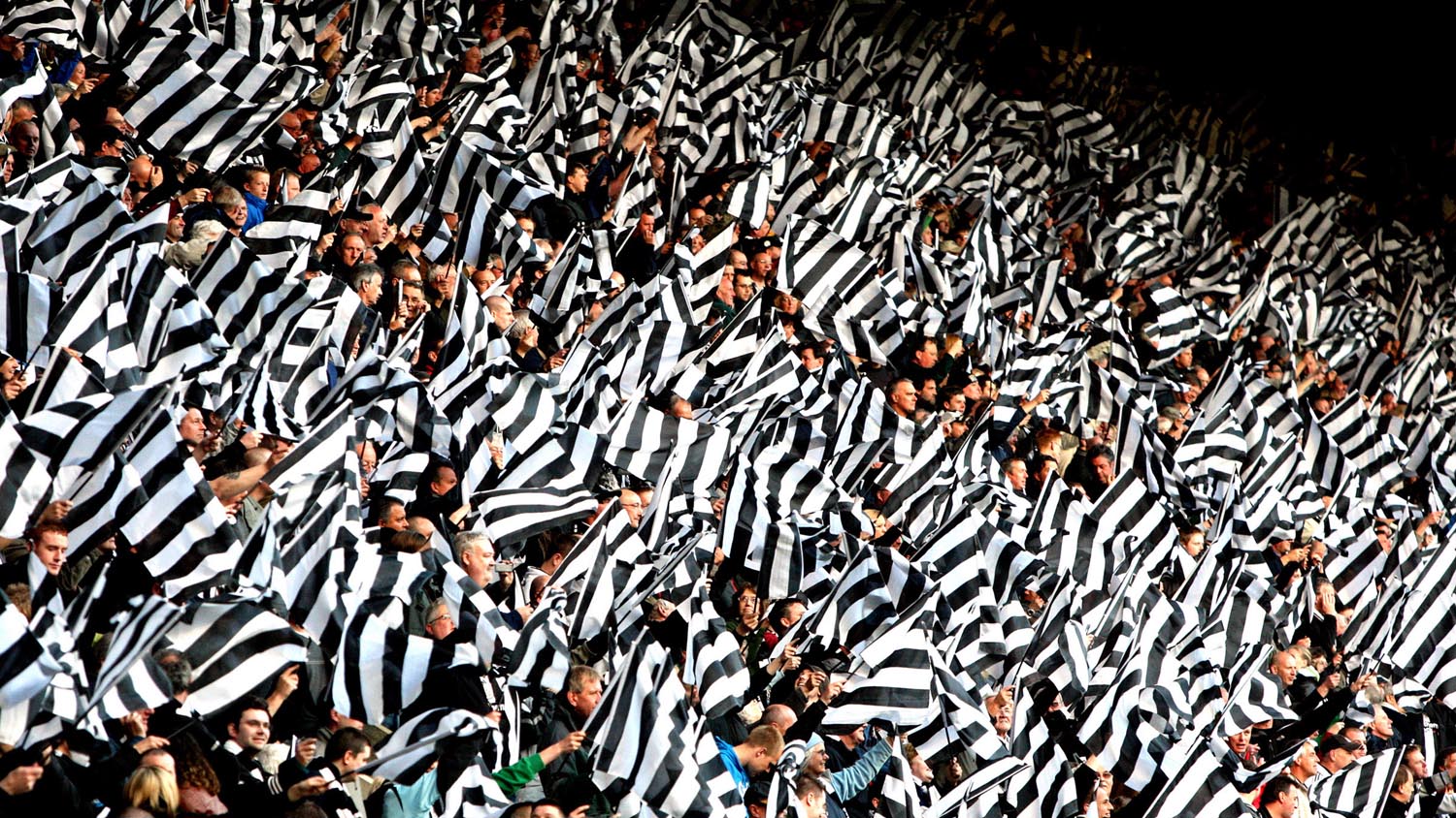 Torcedores ganham jaquetas de R$ 350 do dono do Newcastle e v&atilde;o do&aacute;-las aos sem-tetos