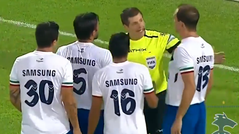 Usou replay? &Aacute;rbitro volta atr&aacute;s em p&ecirc;nalti e expuls&atilde;o e causa confus&atilde;o na Argentina