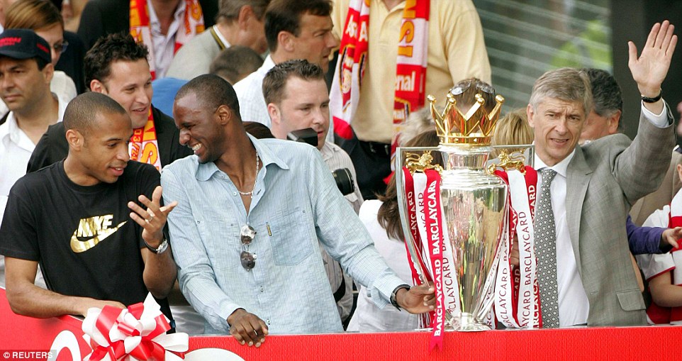 1413463192884_wps_3_Arsenal_soccer_team_s_Thi
