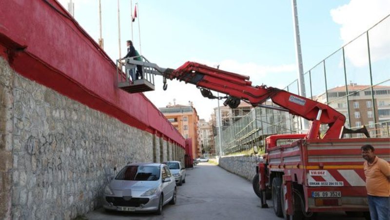T&eacute;cnico suspenso arranjou um guindaste para comandar seu time na terceirona do Turco