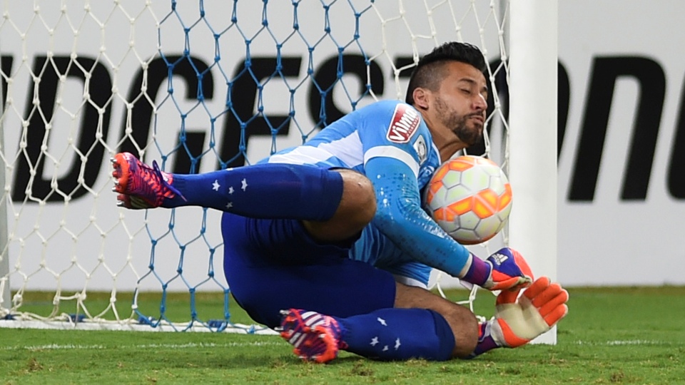 O Cruzeiro teve gana, sufocou o S&atilde;o Paulo e de novo contou com as m&atilde;os salvadoras de F&aacute;bio