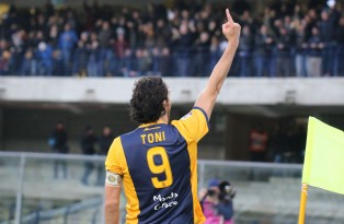 Faro de gol eterno: a dois dias de fazer 38 anos, Toni assume a artilharia da Serie A