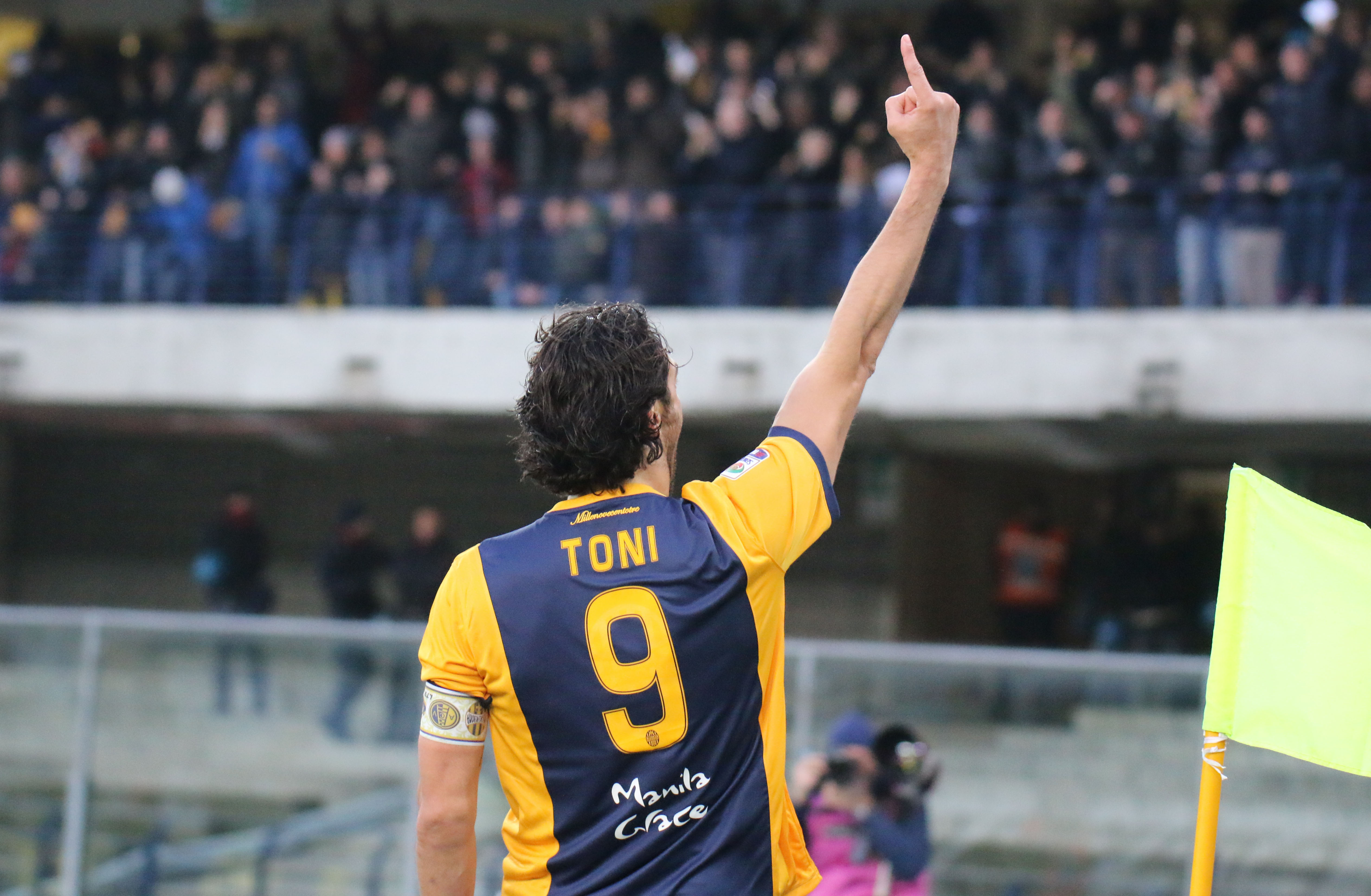 Faro de gol eterno: a dois dias de fazer 38 anos, Toni assume a artilharia da Serie A