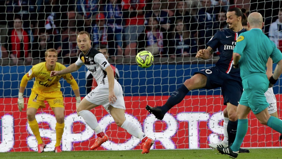 O PSG enfiou seis no Guingamp, com direito a outra obra-prima de Ibra